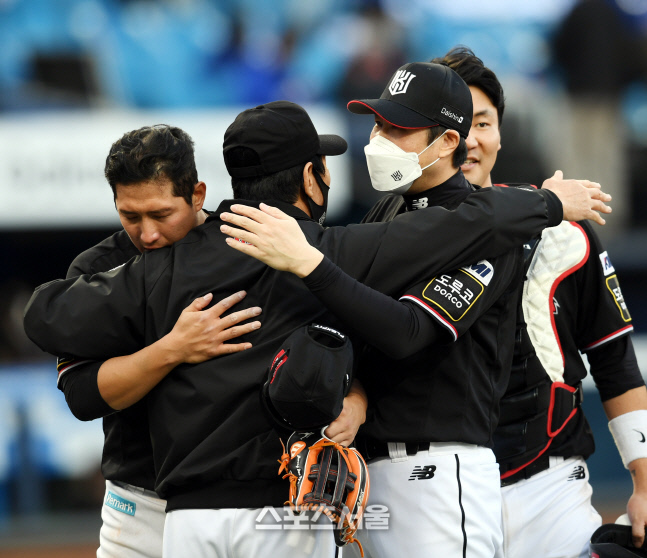[포토] 승리 이룬 이강철 감독, 황재균-유한준과 와락