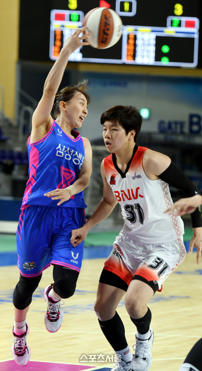 [포토] 이주연 '이거 받아줘'