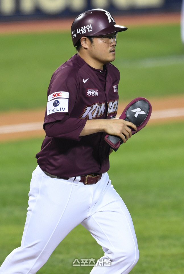 [포토]볼넷으로 출루하는 키움 이지영