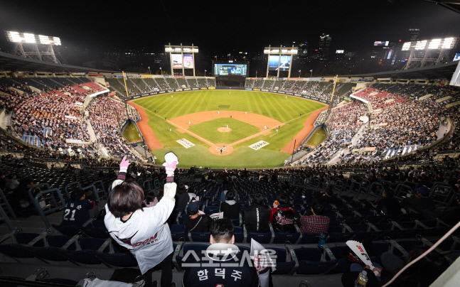 [포토]관중석 입장한 프로야구 포스트 시즌