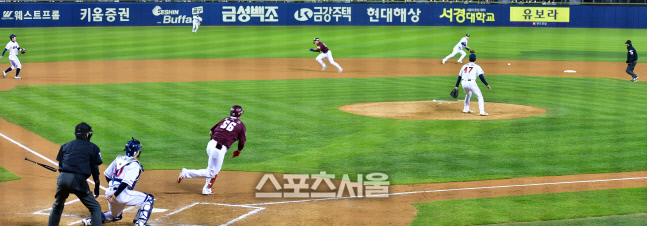 선제타점 중전안타 만들어내는 이지영[포토]