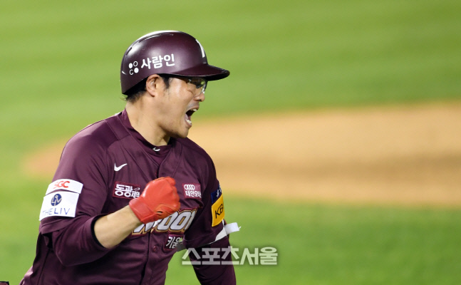 [포토]선취점 뽑아내는 키움 이지영