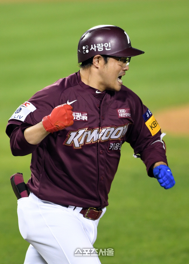 [포토]키움 이지영, 선취점 뽑아내는 적시타