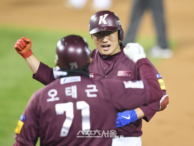 [포토]키움 이지영, 선취점 뽑아냈어요!
