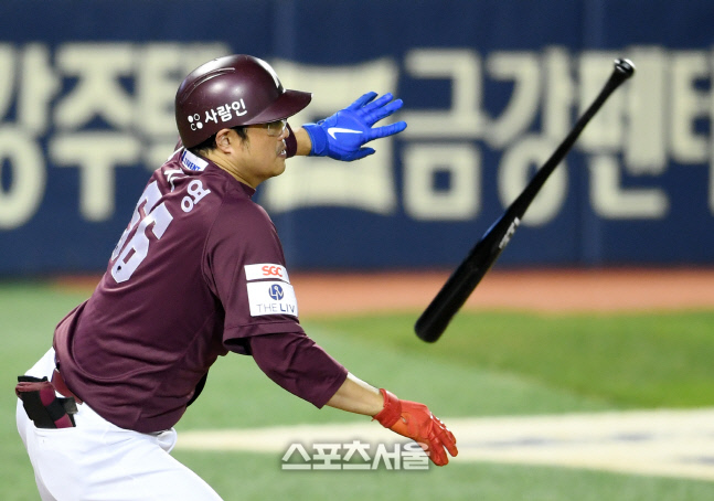 [포토]키움 이지영, 두산 곽빈 상대 선취 적시타