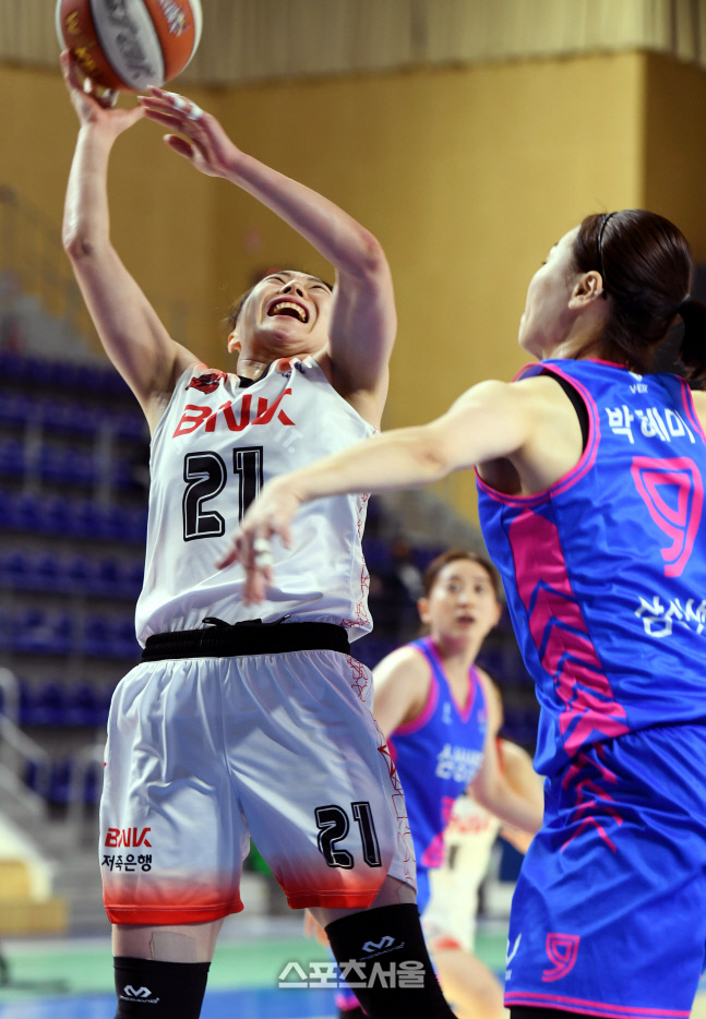 [포토] 김진영 '과감한 슛'