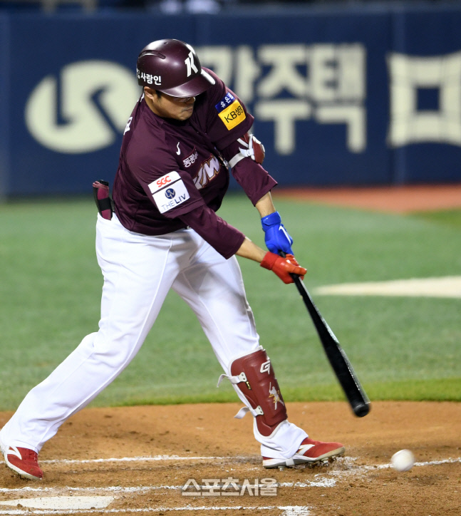 [포토]땅볼로 추가 타점 올리는 키움 이지영