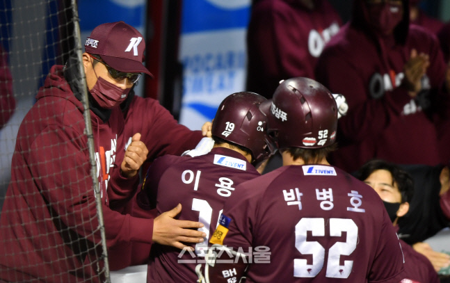 이용규, 박병호 격려하는 홍원기감독[포토]