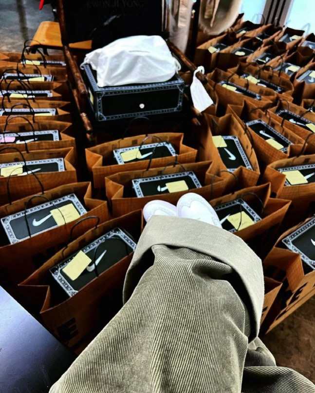 지드래곤, 발밑 즐비한 쇼핑백 무엇?…나이키 협업 스니커즈 '리셀가' 관심[★SNS]