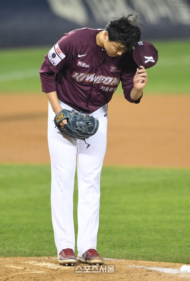 [포토]허경민에게 사과하는 이승호