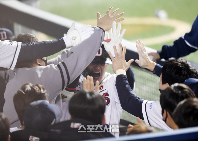 [포토]김재환의 투런포로 동점 만드는 두산