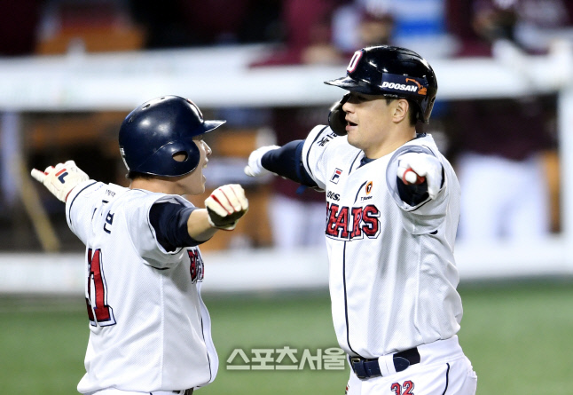 [포토]동점 투런 두산 김재환, 승부는 원점으로!