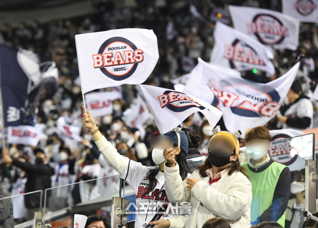 [포토]열띤 응원 펼쳐지는 잠실구장