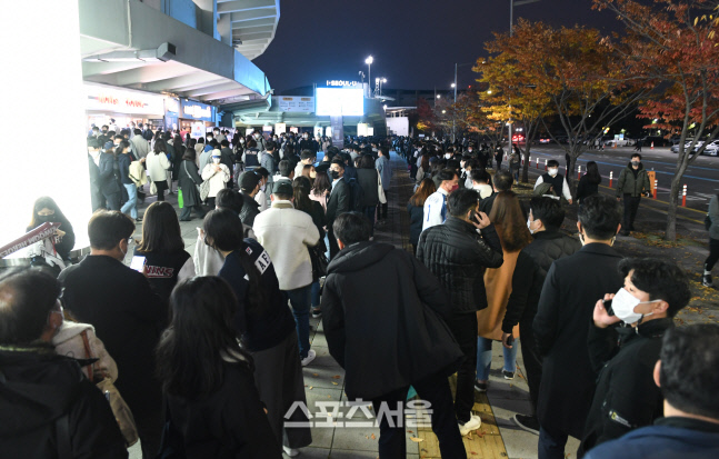 [포토]포스트시즌 관중석 100% 입장, 기나긴 줄