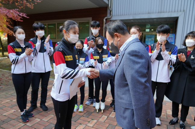 윤홍근 회장, 피겨 스케이팅 선수단 격려_211102
