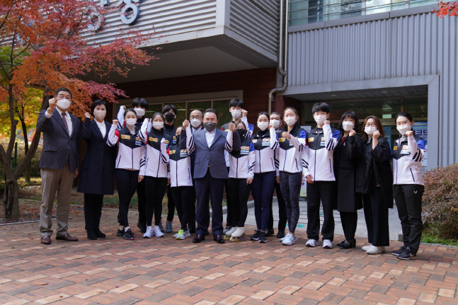 윤홍근 회장, 피겨 스케이팅 선수단 격려_211102
