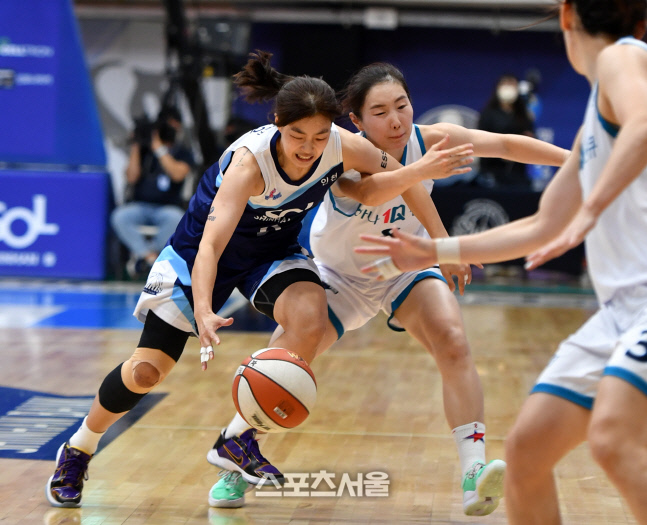 치열한 몸싸움 이경은과 김지영[포토]