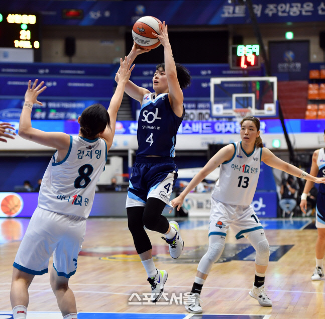김지영 따돌리며 점프슛 신한 강계리[포토]
