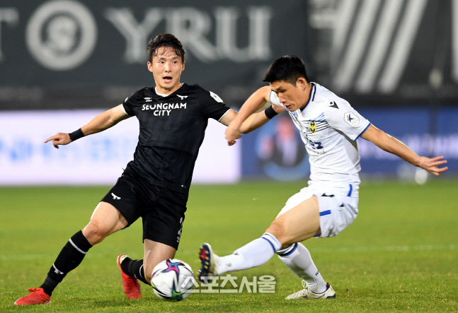 [포토] 이시영 '상대 다리 사이로 패스'