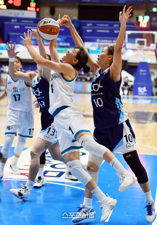 골밑 파고든 신지현 '일단 슈팅을 하고보자'[포토]