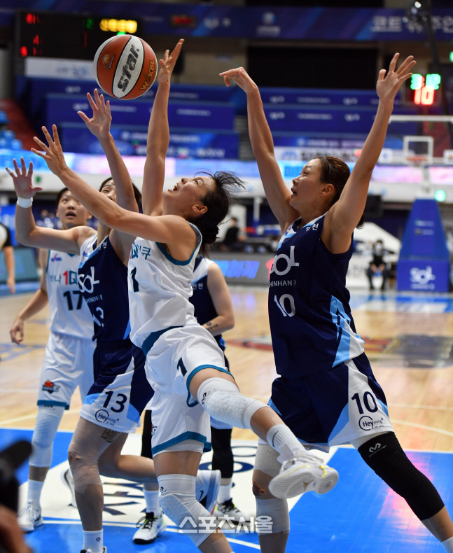 골밑 파고든 신지현 '일단 슈팅을 하고보자'[포토]