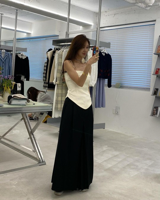 "발레리나 포스" '엄태웅♥' 윤혜진,슬림한 몸매로 어떤 옷도 척척~[★SNS]