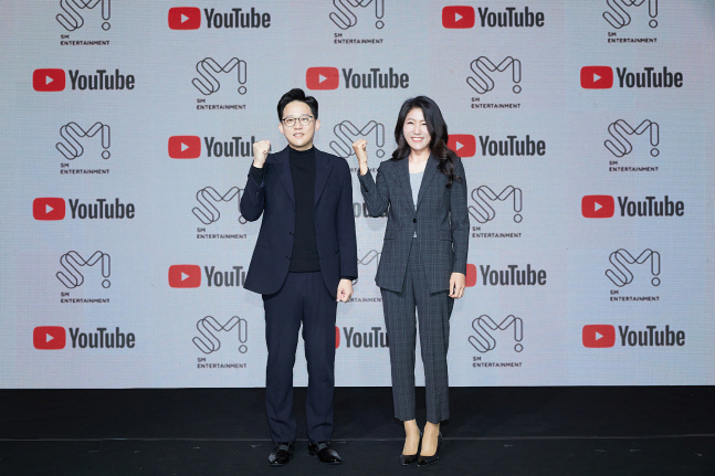 이성수 SM대표(왼) 이선정 유튜브 전무