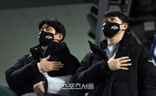 [포토]LG 오지환-이상호, 가슴에 손을 얹고...