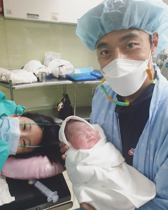 '딸바보 예약' 윤주만♥김예린. 오늘 득녀..."세상 모든 엄마들 존경해요"[★SNS]