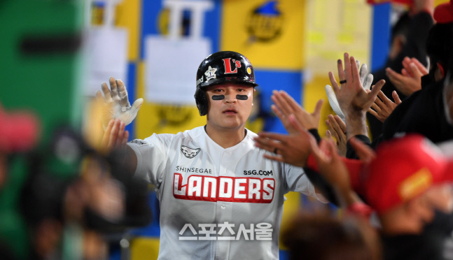 \'사구, 도루, 도루 추신수 \'최정 외야플라이에 역전득점[포토]