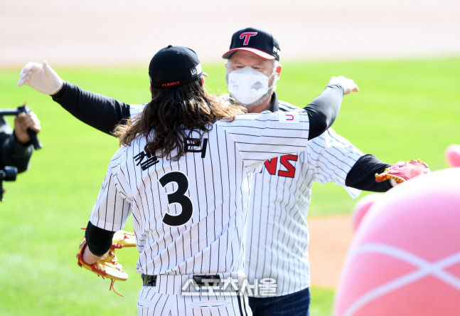 [포토]아들 케이시 켈리와 포오하는 아버지 켈리