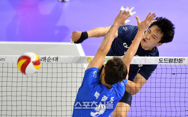 박철우 돌파하는 임동혁[포토]