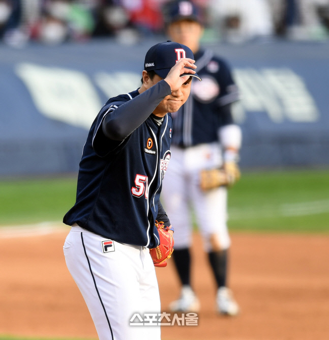 [포토] 김민성 사구에 사과하는 이영하
