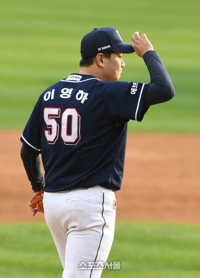 [포토]김민성에게 사과하는 이영하