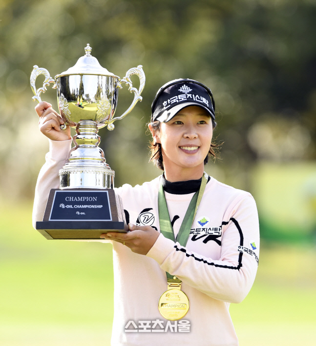 '약속의 땅' 제주도에서 S-OIL 챔피언십 우승한 박지영, "하늘을 날아갈 것 같다. 제주도에 오면 기분이 탁 트이는 느낌이다"