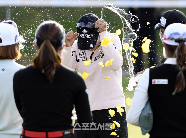 S-OIl 챔피언십을 거머쥔 박지영, 물과 꽃잎이 넘치네... [포토]