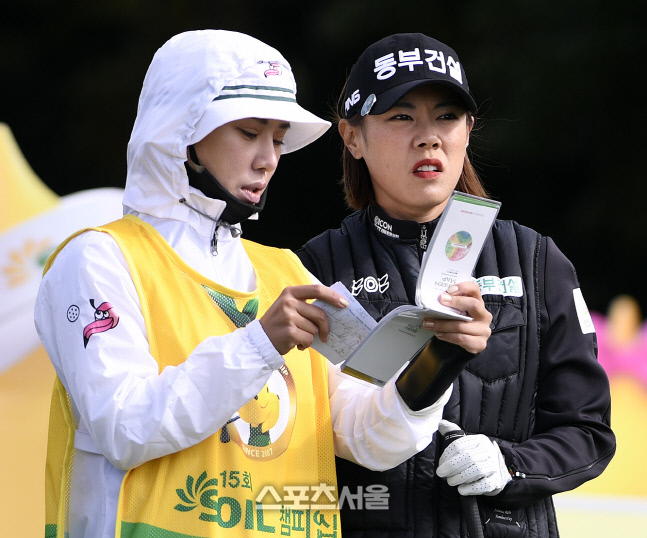 '피붙이의 힘?' 박주영, 캐디로 나선 'LPGA 2승'의 언니 박희영의 조력으로 14위에서 8위로 올라