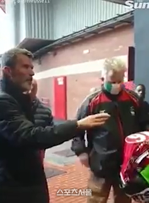 맨시티에 패한 그날…맨유 레전드 로이 킨, 사인하다 만취 팬과 '충돌'