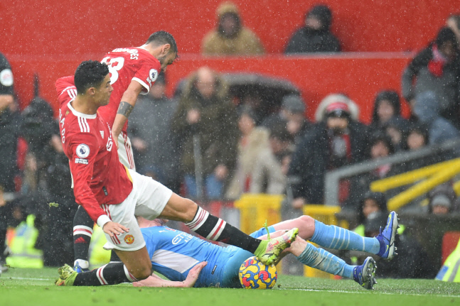 "겁쟁이!", "저급한 가격"…맨시티 출신 싱클레어 '살인태클 논란' 호날두 작심 비판