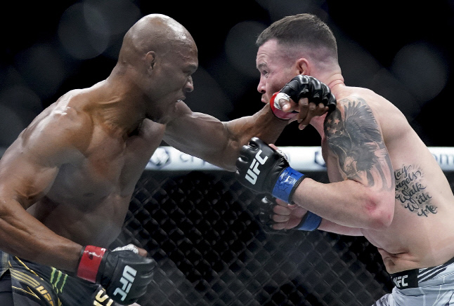 '5차방어성공' 통합랭킹1위 카마루 우스만, "'절친' 아데산야와의 대결을 원하면 1억달러(1185억원)를 걸어라!"