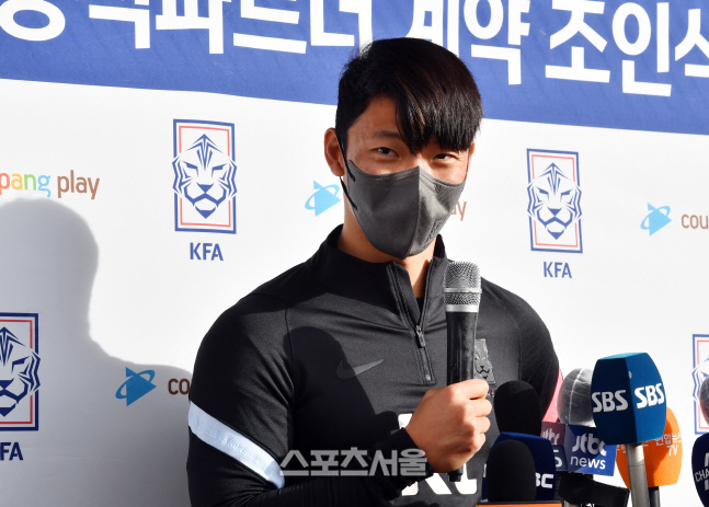 UAE전 대비 소집 기자회견 하는 황희찬[포토]