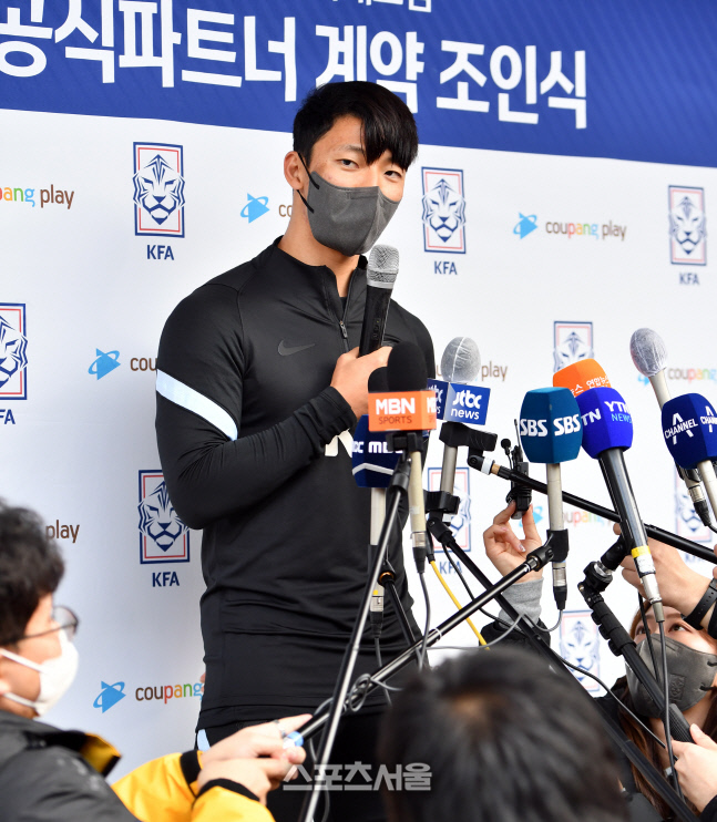 UAE전 대비 소집 기자회견 하는 황희찬[포토]