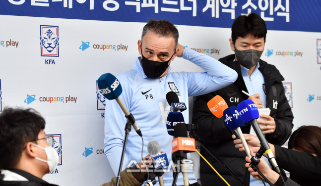 기자회견 하는 대표팀 벤투 감독[포토]