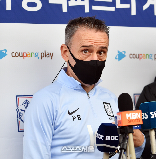 기자회견 하는 대표팀 벤투 감독[포토]