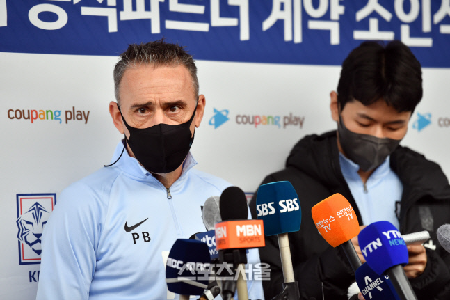 기자회견 하는 대표팀 벤투 감독[포토]