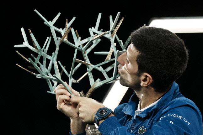 조코비치 우승트로피에 입맞춤