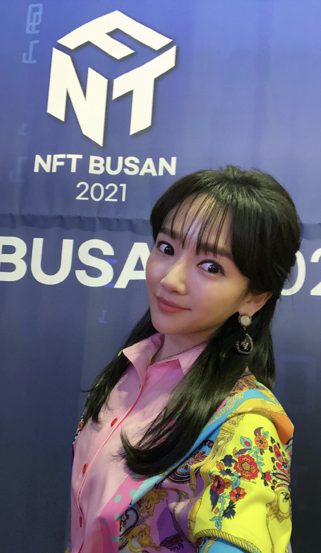 윤송아 작품 낙타 시리즈, NFT 부산서 1억원 낙찰