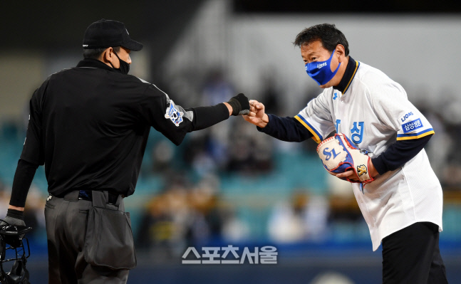 [포토] 박충식 감독, 시구 전 이민호 주심과 주먹인사