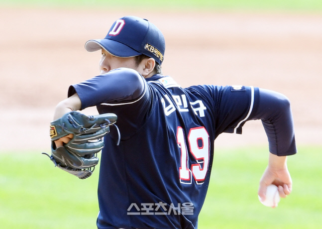 [포토]두산 선발 김민규, 매서운 눈빛으로!