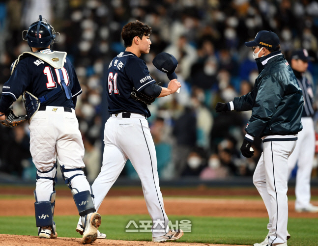 [포토] 5회 만루서 교체되는 최원준